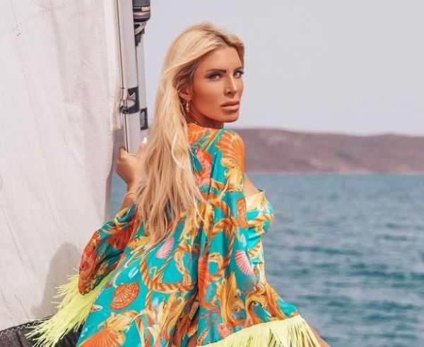 Κατερίνα Καινούργιου: Καλοκαιρινή απόδραση με κοσμοπολίτικο αέρα