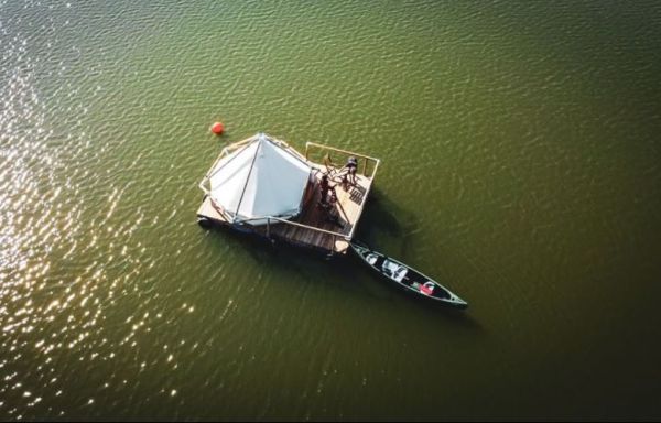 Κάμπινγκ σε σχεδία: Οι εναλλακτικές διακοπές μετά την COVID-19