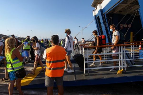 Κοροναϊός: Από το Λιμενικό ο έλεγχος της επιβίβασης στα πλοία