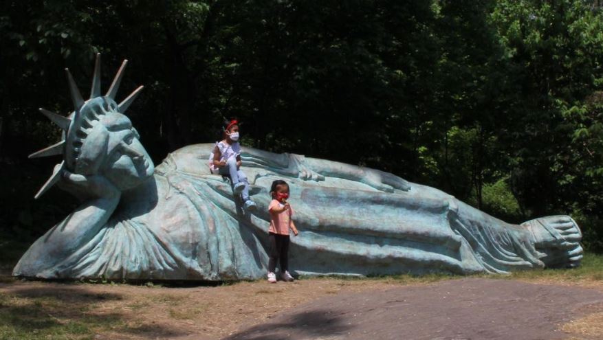 «Reclining Liberty»: Όταν το Άγαλμα της Ελευθερίας αποφασίζει να... ξαπλώσει