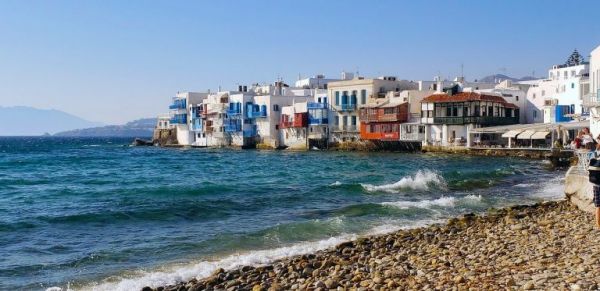 Κοροναϊός: «Κοκκίνισαν» Πάρος, Μύκονος και Τήνος – Ανησυχία για Σαντορίνη και Ρέθυμνο
