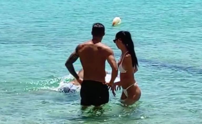 Μύκονος: Ποδοσφαιριστής με κούκλα σύντροφο κι αυτός… κοίταζε το κινητό του!