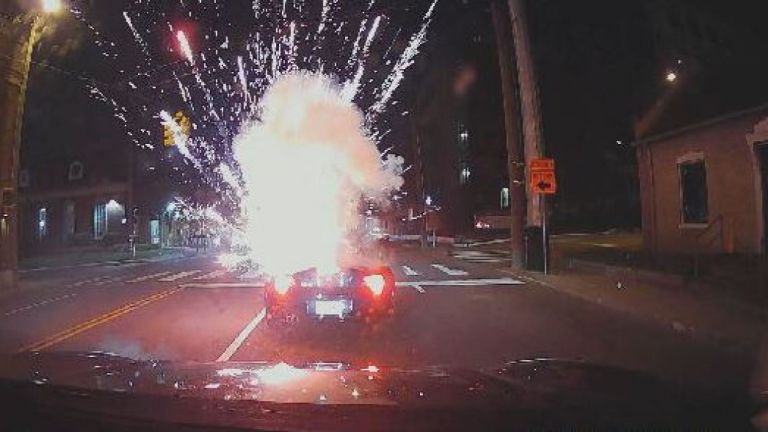 Έριξε πυροτέχνημα σε ξένο αμάξι κι έγινε καπνός