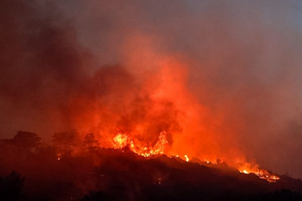 Μεγάλη φωτιά στην Κάρυστο Ευβοίας – Ισχυροί άνεμοι στην περιοχή