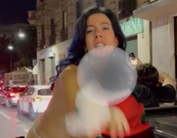 Εγινε… χαμός με τους πανηγυρισμούς γυμνής Ιταλίδας για το Euro 2020