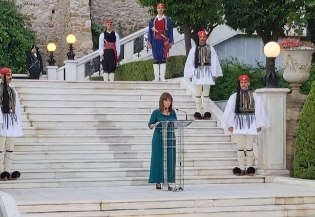 Σιγά τον πολυέλαιο!