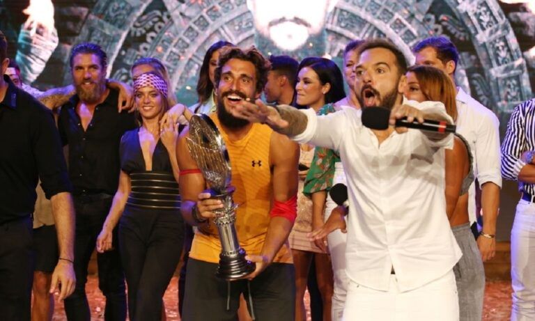 Σάκης Κατσούλης: Επίσκεψη – έκπληξη στο μαγαζί του από τον Τριαντάφυλλο