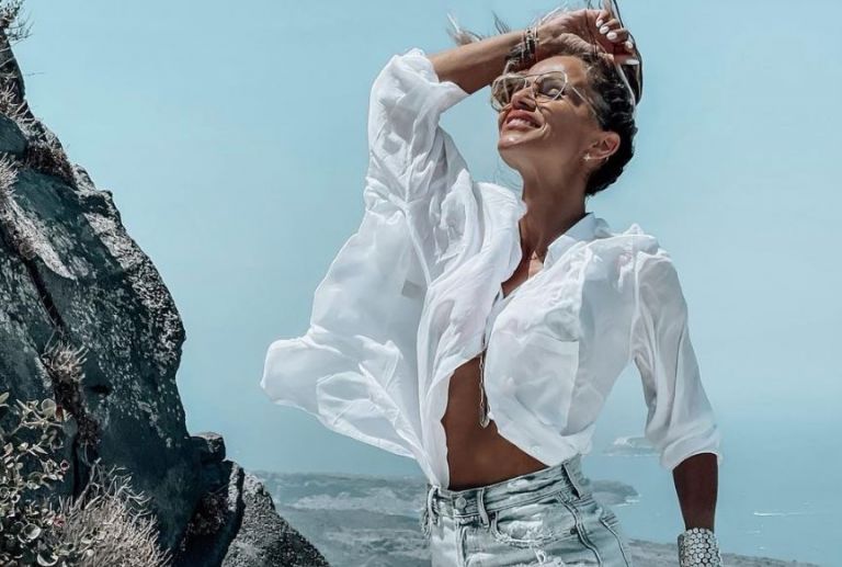 Σόφη Πασχάλη: Φορά το μαγιό της και μοιράζει εγκεφαλικά στη Σαντορίνη