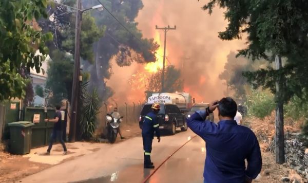 Φωτιά στη Σταμάτα: Ενισχύονται οι δυνάμεις της Πυροσβεστικής – «Δίνουμε μάχη για τα σπίτια, προσπαθούμε να σώσουμε τον κόσμο»