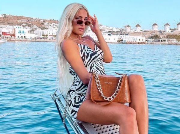 Ιωάννα Τούνη: «Ξαναχτυπά» στο Instagram με μαγιό και… ροδάκινα