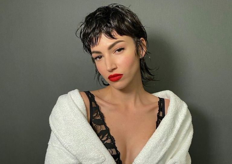 Ούρσουλα Κορμπερό: Η Τόκιο του La Casa De Papel ποζάρει στην άμμο και μας ξετρελαίνει