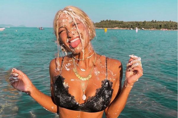 Ιωάννα Τούνη: Ξέρει να… προκαλεί – Κυκλοφορεί στη Ρόδο χωρίς εσώρουχα