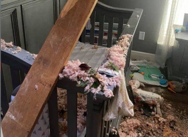 Σοκαριστικό βίντεο: Γιγάντια βελανιδιά γκρεμίζει το δωμάτιο μωρού που κοιμάται