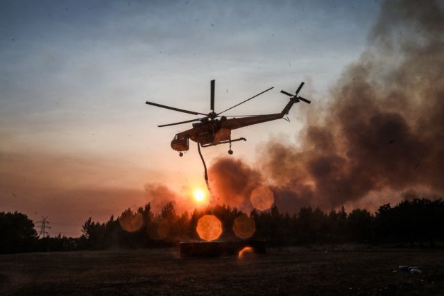 Σε πύρινο κλοιό η χώρα – Συγκλονιστικές εικόνες από τα μέτωπα