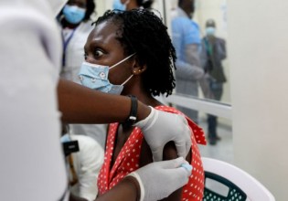 Η τρίτη δόση διευρύνει το «απαρτχάιντ» των εμβολίων