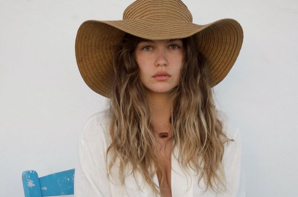 Κλέλια Ανδριολάτου – Ποζάρει τόπλες με θέα το ηλιοβασίλεμα και κόβει την ανάσα