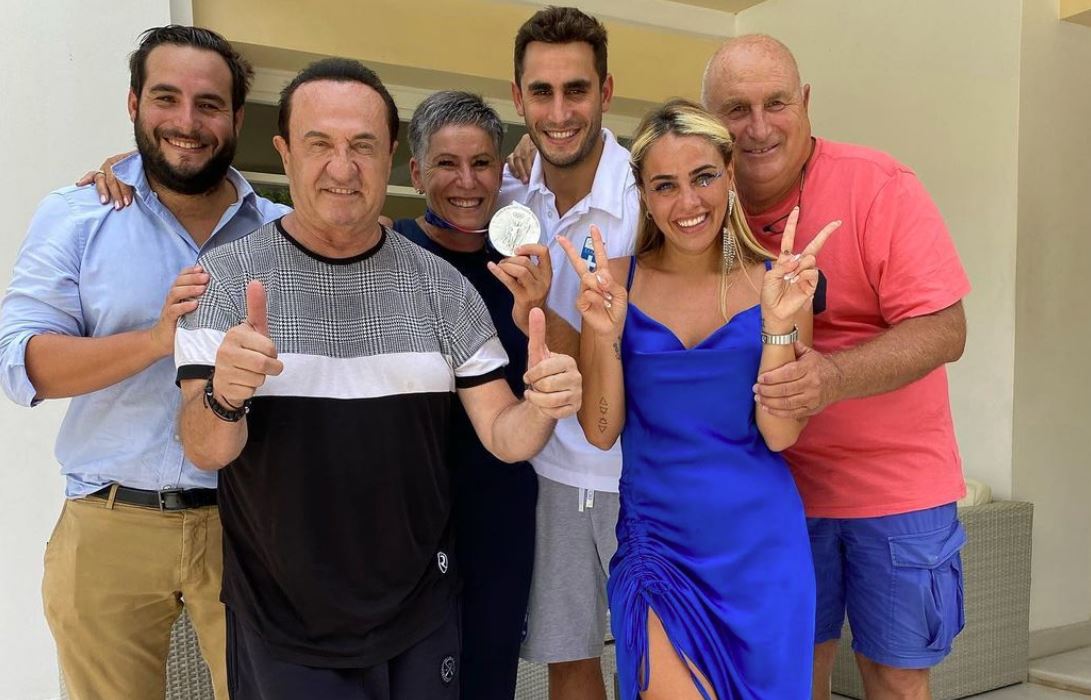 Λευτέρης Πανταζής – Γιόρτασε με όλη την οικογένεια του Μάριου Καπότση και την κόρη του