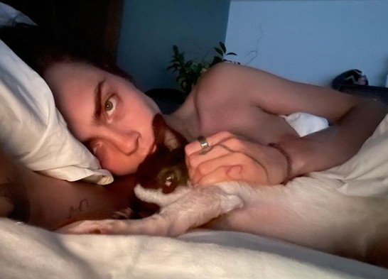 Κάρα Ντελεβίν – Στο κρεβάτι με τον αγαπημένο της δονήτη