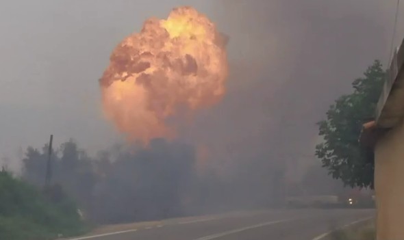 Φωτιά στην Αττική – Στις φλόγες εργοστάσιο στις Αφίδνες – Ισχυρές εκρήξεις