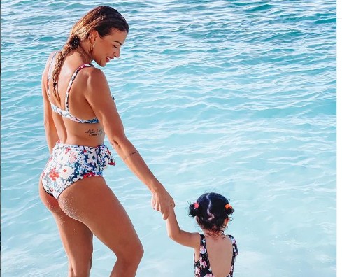 Ελένη Χατζίδου – Φόρεσε ασορτί μαγιό με την κόρη της στην θάλασσα