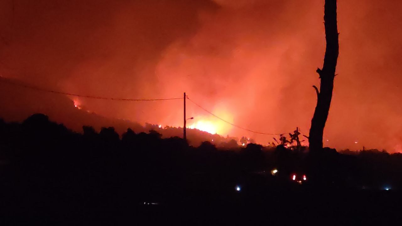 Μάχη με τις φλόγες στην Αττική: Αναζωπυρώσεις σε Μαλακάσα, Αφίδνες και Βαρυμπόμπη