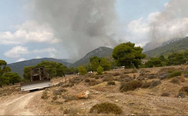 Βίλια – Τιτάνια μάχη με τις φλόγες στο Όρος Πατέρα – Έκκληση για εναέρια μέσα