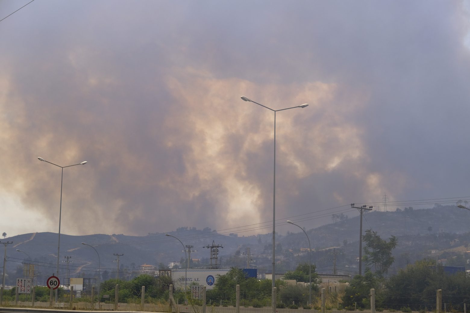 Φωτιές - Προς ύφεση το πύρινο μέτωπο στη Μαλακάσα, αγωνία για Αγιο Στέφανο και Θρακομακεδόνες