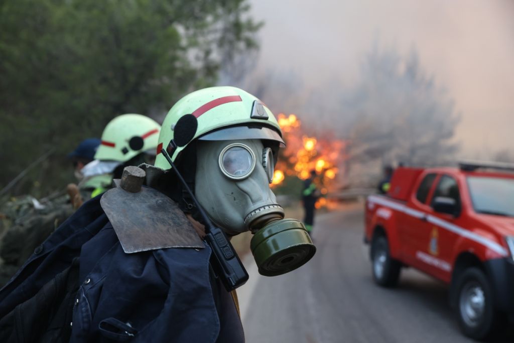 Φωτιά στη Βαρυμπόμπη – Πυροσβέστης τραβάει video μέσα από όχημα την ώρα που περνάει μέσα από την φωτιά