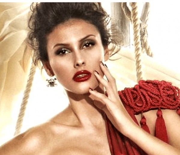 Σεράινα Καζαμία – Η νικήτρια του πρώτου GNTM δημοσίευσε φωτογραφία να θηλάζει την κόρη της