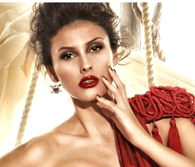 Σεράινα Καζαμία – Η νικήτρια του πρώτου GNTM δημοσίευσε φωτογραφία να θηλάζει την κόρη της