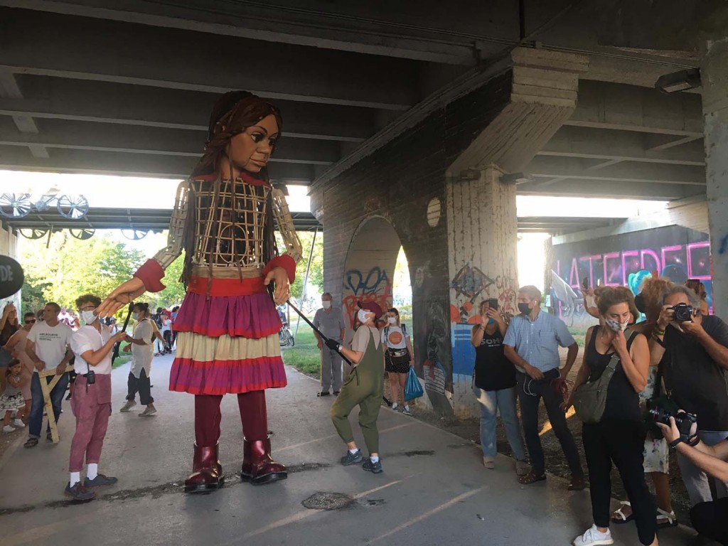 Ρατσιστικά εμπόδια στη βόλτα της Αμάλ στη Λάρισα – Πετροπόλεμος, χημικά και προπηλακισμοί