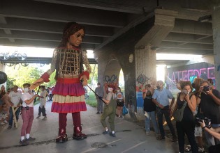 Ρατσιστικά εμπόδια στη βόλτα της Αμάλ στη Λάρισα – Πετροπόλεμος, χημικά και προπηλακισμοί