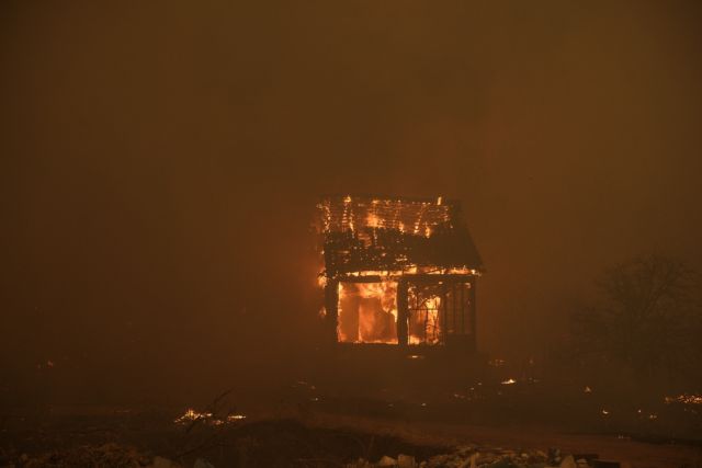 Φωτιά στα Βίλια – Συγκλονιστικές φωτογραφίες από το πύρινο μέτωπο που έχει κυκλώσει τον οικισμό