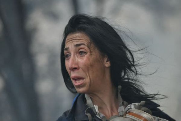 Ήρωες στο πύρινο μέτωπο – Οι πυροσβέστες που συγκλονίζουν με την προσπάθειά τους