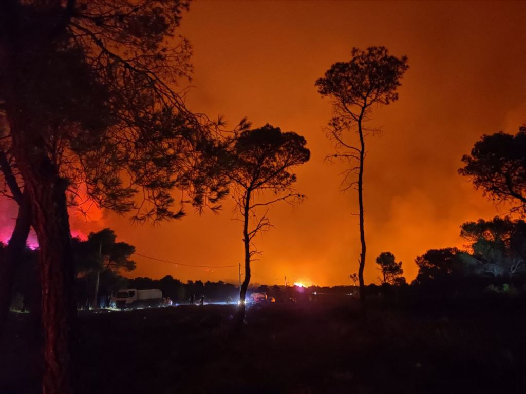 Φωτιά στην Αττική – Η πύρινη λαίλαπα εισέβαλε στους Θρακομακεδόνες – Οι φλόγες «γλείφουν» σπίτια