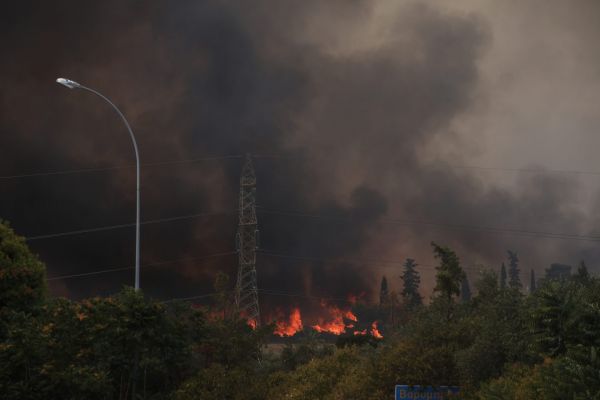 Φωτιά στην Βαρυμπόμπη – Και τρίτο μήνυμα από το 112 – «Εκκενώστε τώρα»