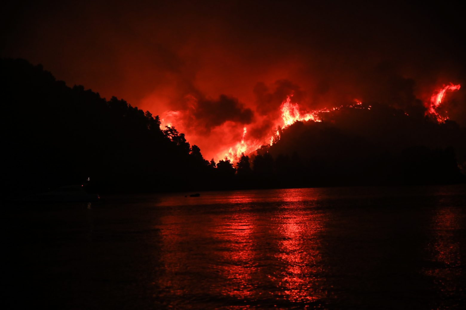 Φωτιά στην Εύβοια - Παραδομένη στις φλόγες η Εύβοια - Σε επιφυλακή πλωτά μέσα
