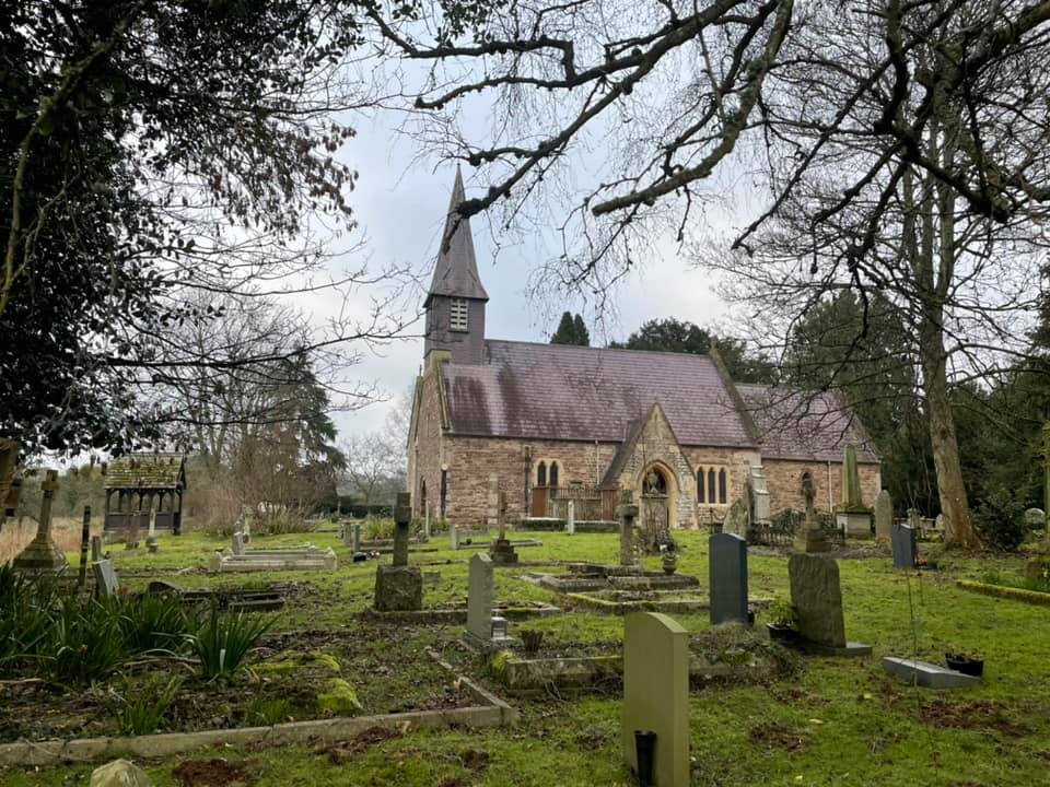 Αγγλία – Ξύλινο γλυπτό σε ναό γίνεται viral και αυτός είναι ο λόγος