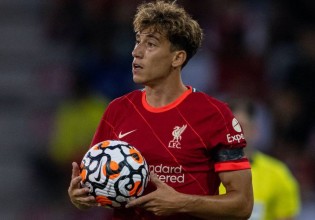 Guardian – «Ο Τσιμίκας έδωσε νέα πνοή στο αριστερό άκρο της άμυνας της Λίβερπουλ»