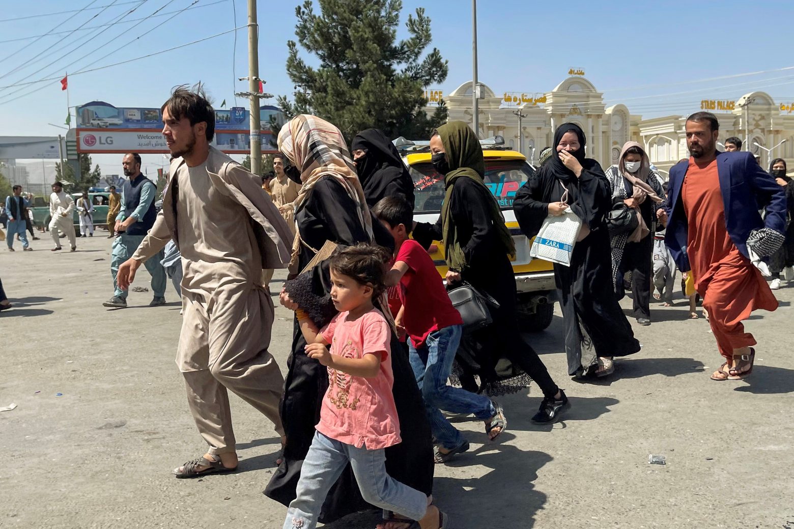 Αφγανιστάν - Έφτασε στο αεροδρόμιο της Καμπούλ ομάδα 11 Αφγανών που απεγκλώβισε η ελληνική πρεσβεία