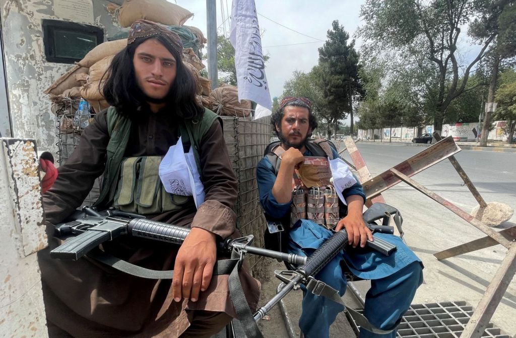 Αφγανιστάν – Ένοπλοι Ταλιμπάν πηγαίνουν πόρτα – πόρτα σε φοβισμένους Αφγανούς για να επιστρέψουν στις δουλειές τους