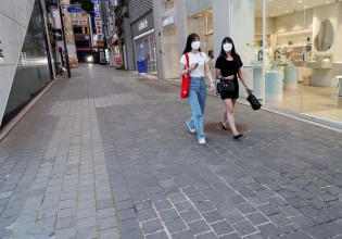 Κοροναϊός – Τι σημαίνει η προοπτική «να ζούμε με τον ιό»;