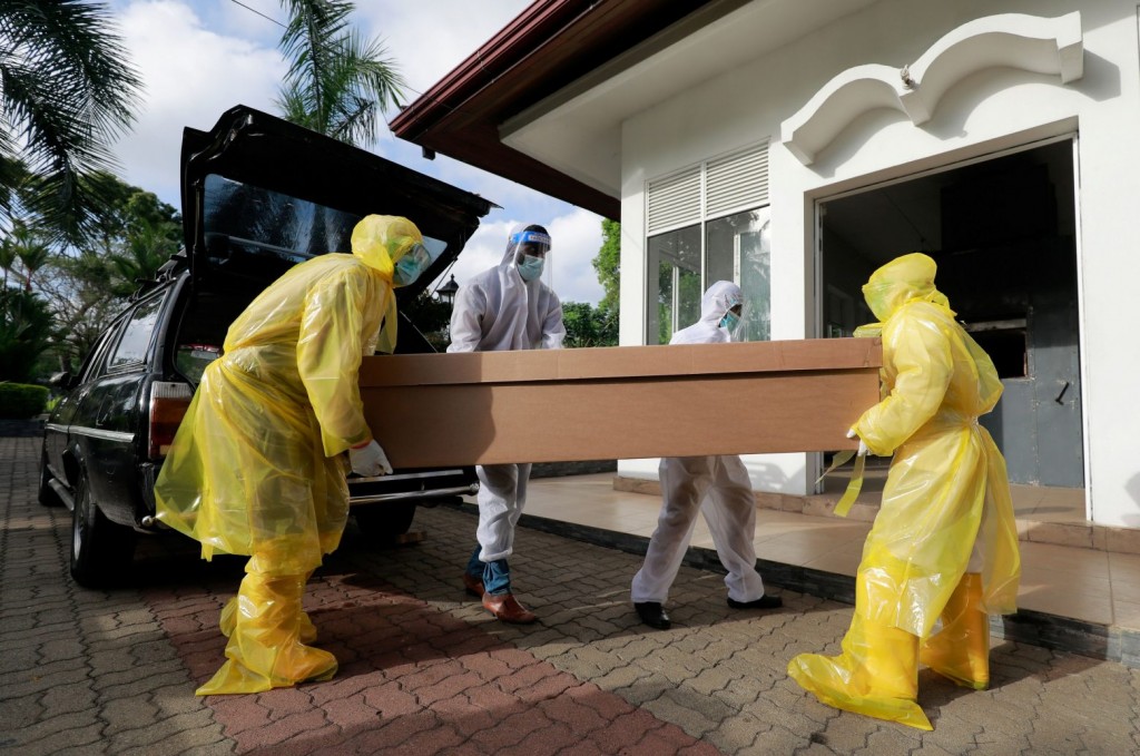 Η χώρα που χρησιμοποιεί χάρτινα φέρετρα για να σώσει τα δάση