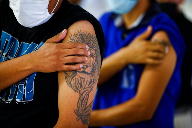 Εμβόλιο: Οι ενισχυτικές δόσεις «τελικά θα ενισχύσουν τον κοροναϊό»