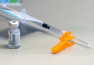 Εμβόλιο – Εννέα ευρωπαϊκές χώρες συνιστούν τρίτη δόση χωρίς να περιμένουν έγκριση του ΕΜΑ