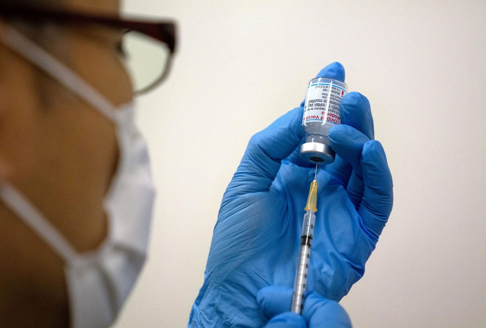 Εμβόλιο – Το Μoderna «προσφέρει διπλάσια αντισώματα» από ό,τι το Pfizer