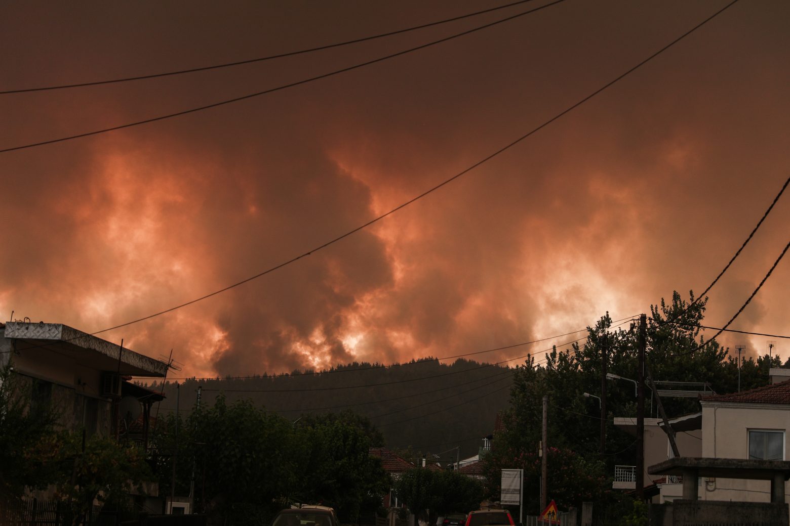 Ανεξέλεγκτη η φωτιά στην Εύβοια - Εκκενώνονται κι άλλοι οικισμοί
