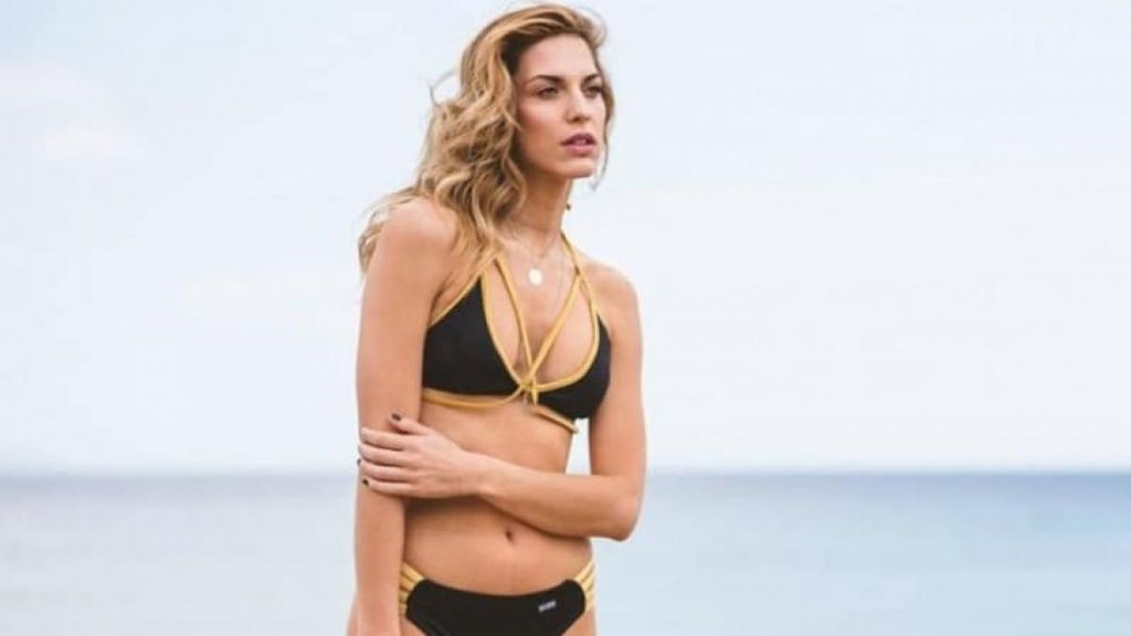 Μαντώ Γαστεράτου – Φωτογραφίζεται στην παραλία με κατακόκκινο μαγιό και άψογη σιλουέτα