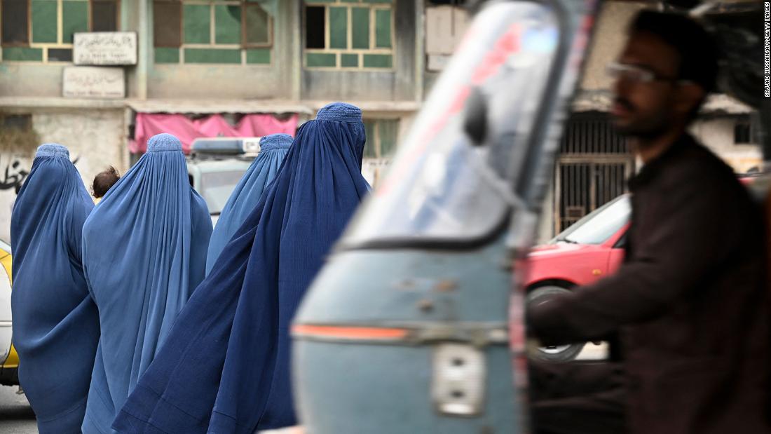 Τρεις γυναίκες στο Αφγανιστάν υπό την κυριαρχία των Ταλιμπάν - «Κανείς δεν πιστεύει όσα λένε»