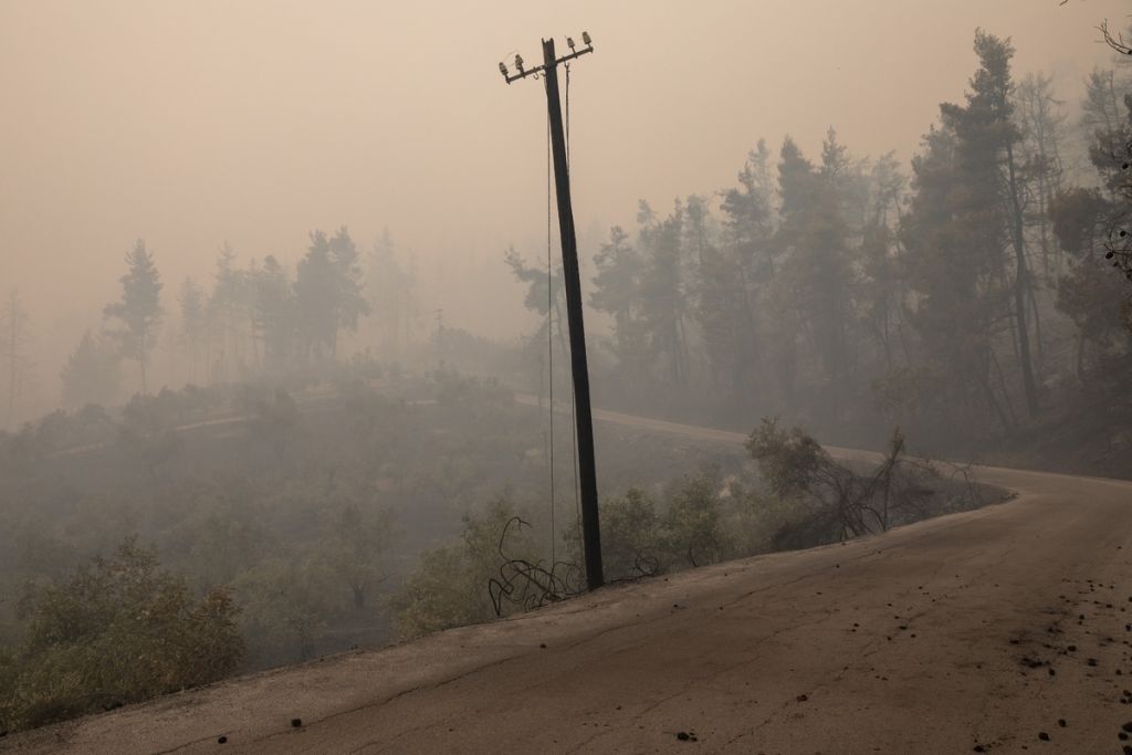 Φωτιά στην Εύβοια – Αγώνας δρόμου από ΔΕΔΔΗΕ για να φτάσει το ρεύμα στα χωριά